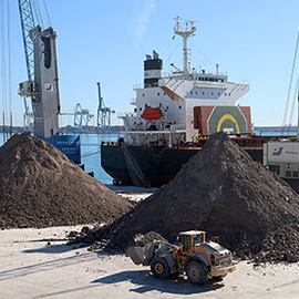 PortCastelló recibe el primer buque con arcilla de Ucrania desde el inicio del conflicto bélico