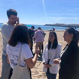 Limpieza colectiva de la playa del Pinar para concienciar sobre la importancia de no generar basuras marinas