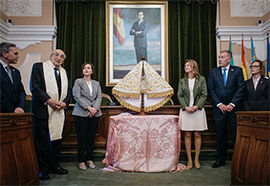 La Real Cofradía del Lledó presenta el manto del Centenario en el Ayuntamiento de Castellón