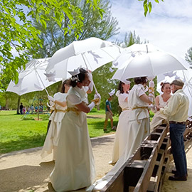 La compañía Visitants lleva este sábado su espectáculo deambulante ´Lluvia de Palabras´ a las Ferias del Libro de Vinaròs y Bunyol