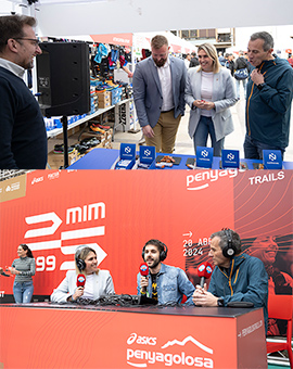 La presidenta de la Diputación de Castellón, Marta Barrachina, visita la Feria del Corredor de ASICS Penyagolosa Trails