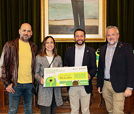 La colla ´Aixó és aixina´ recoge el premio de la campaña de fomento del reciclaje de Magdalena