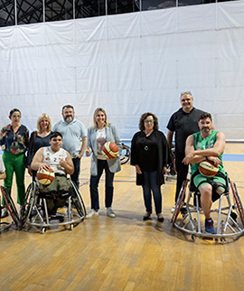 La presidenta de la Diputación visita al equipo de baloncesto adaptado AmicsBAC