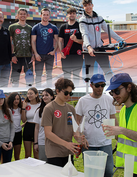 La tercera edición del concurso Water Rockets supera las cifras del año pasado con más de 400 participantes en la UJI