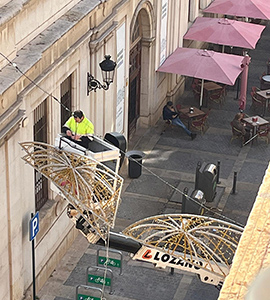 Castellón prepara su alumbrado festivo con la renovación de los tensores en las calles y fachadas