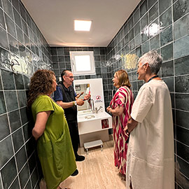 Benicàssim apuesta por el turismo inclusivo con el primer hotel con aseo adaptado para personas ostomizadas de la Comunidad Valenciana
