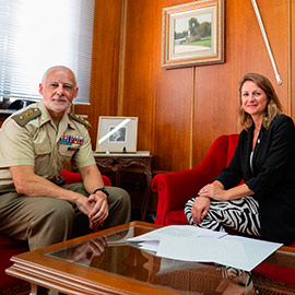 Begoña Carrasco quiere contar con la presencia en la ciudad de Castelló del Buque Escuela de la Armada Juan Sebastián Elcano y de la Patrulla Acrobática de Paracaidistas de Ejército del Aire (PAPEA)