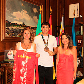 La alcaldesa Begoña Carrasco recibe al atleta Kevin Sánchez del CA de Atletismo Facsa Playas de Castellón