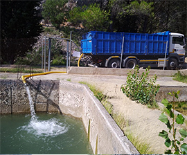 La alcaldesa de Zucaina celebra la llegada de 114.000 litros de agua que el Consell de Carlos Mazón suministra para abastecer a la ganadería