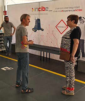 La Subdelegada del Gobierno en Castellón visita la Carpa Experiencia Passvrord del Instituto Nacional de Ciberseguridad en Benicàssim