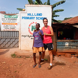 Partido benéfico en el campo de fútbol Javier Marquina para crear espacios educativos para los niños de Uganda