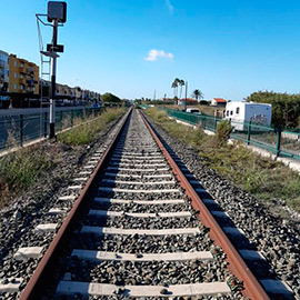PortCastelló refuerza la limpieza de las antiguas vías del tren para mejorar la seguridad y el entorno
