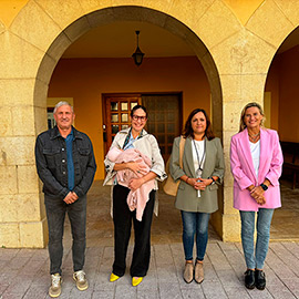 La delegada del Consell en Castellón visita Albocàsser y anima a participar en la Feria de la Almendra