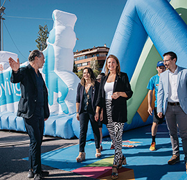 La alcaldesa de Castellón visita la actividad Kinder Joy of moving Experience en la que se esperan más de 3.500 niños