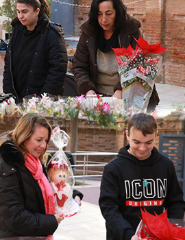 La Alcaldesa de Castellón Begoña Carrasco visita el mercadillo navideño del alumnado del colegio de Educación Especial Penyeta Roja
