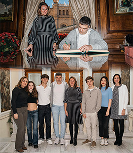 Begoña Carrasco recibe al escritor Eloy Moreno y a miembros del reparto y de la serie ´Invisible´ antes del esperado acto en el Teatro Principal