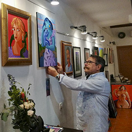 Luis Bolumar da los últimos retoques a su exposición Navidad con Arte XIII dedicada a la alegría