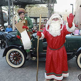 Papá Noel recoge la ilusión y las cartas de los más pequeños de Benicàssim