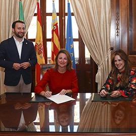 La alcaldesa oficializa la firma de la escritura de cesión de parcelas para vivienda joven