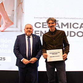 Aaref Al-Basha El-Farra recibe el premio del VIII Concurso de Escultura Cerámica en Crudo