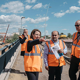 Comienza la instalación de una pasarela ciclopeatonal que mejorará el entorno del Riu Sec