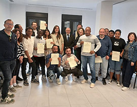 Entrega de diplomas a 24 participantes del taller ocupacional de Cáritas Diocesana para personas en riesgo de exclusión social