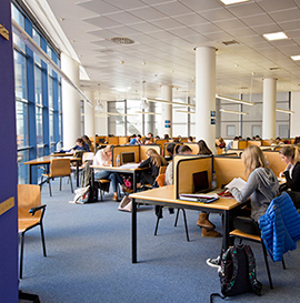 La Biblioteca de la UJI abre las 24 horas durante el periodo de exámenes