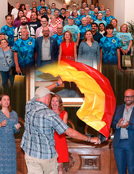 Begoña Carrasco da la bienvenida a las delegaciones participantes en el Festival del Viento