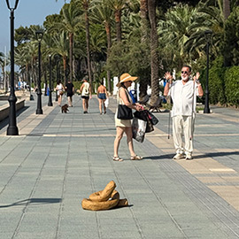 Innovadora campaña en Benicàssim de concienciación sobre la responsabilidad en la recogida de excrementos de mascotas