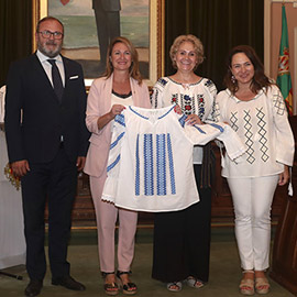 Presentación del Día Universal de la Blusa Rumana ´IE´