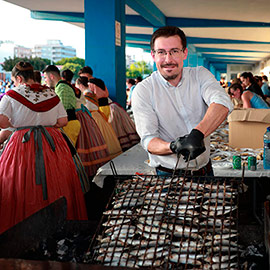Tradicional ´Torrá de la Sardina´ en el Grao