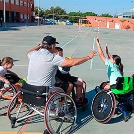 Más de 800 estudiantes conocen el deporte adaptado de la mano del equipo de baloncesto en silla de ruedas de COCEMFE Castelló