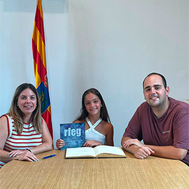 La gimnasta Irene Felip firma el libro de honor de Betxí tras proclamarse campeona de España