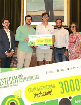 El Ayuntamiento y Ecovidrio premian a la colla Muchamiel por fomentar el reciclaje de vidrio en Magdalena