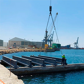 PortCastelló instala vigas prefabricadas en el muelle transversal exterior
