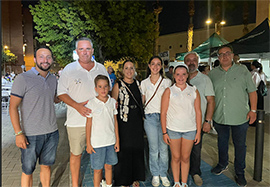 La teniente de alcalde del Grau y concejales de gobierno participan en el sopar de pa i porta del Serrallo
