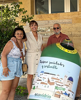 Benicàssim entrega dos miniglús de Ecovidrio a los ganadores del sorteo para seguir con el fomento del reciclaje de vidrio en verano