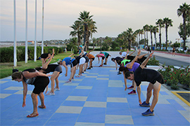 Más de 2.500 personas han disfrutado ya este verano de las actividades gratuitas de la PlayaSlow en la playa del Serradal