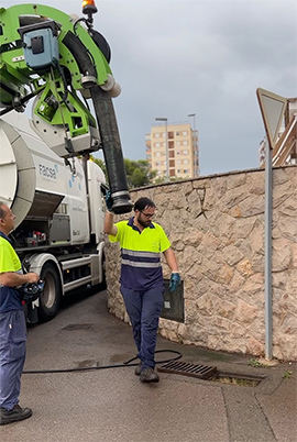 Benicàssim realiza un plan preventivo de limpieza intensiva de imbornales ante la posible llegada de gota fría