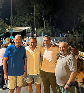 El teniente alcalde del distrito Oeste acompaña a los vecinos de la Urbanización los Ángeles en su cena de verano