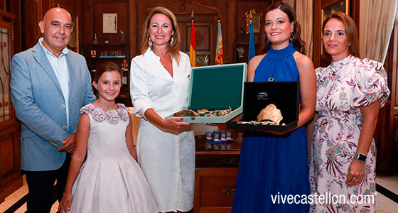 Entrega de los aderezos oficiales a las Reinas de las Fiestas de Castellón, Clara Sanz y Ana Colón