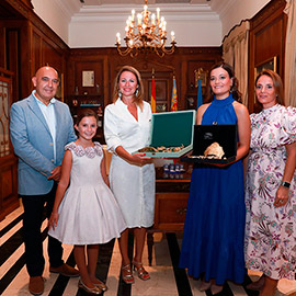 Entrega de los aderezos oficiales a las Reinas de las Fiestas de Castellón, Clara Sanz y Ana Colón