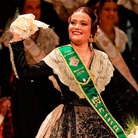 Clara Sanz recibe la banda de Reina de las Fiestas de la ciudad 2026
