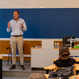 Simon Worthington, vicepresidente de Asuntos Públicos de bp en Europa, comparte en la UJI su visión sobre los retos de la transición energètica