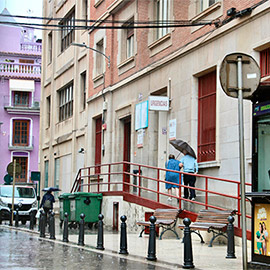 Las áreas de Urbanismo y Movilidad se coordinan con el Hospital General para garantizar los accesos al Centro de Especialidades Jaume I de la calle Trullols por las obras de la ZBE II