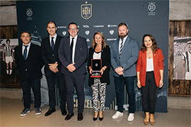 Carrasco recibe de la Real Federación Española de Fútbol la placa conmemorativa por el partido España y Finlandia que se disputa en el estadio SkyFi Castalia