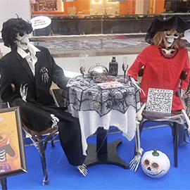 Salera se llena de esqueletos y caramelos para celebrar Halloween