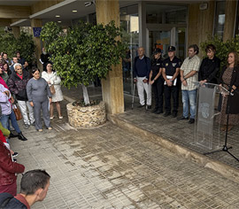Benicàssim rinde homenaje a las víctimas de la DANA con un minuto de silencio y las banderas ondearán a media asta