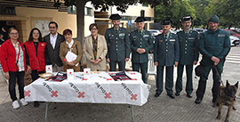 La subdelegada del Gobierno y la Guardia Civil muestran su apoyo a Cruz Roja en el Día de la Banderita