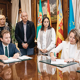 Carrasco firma ante notario la adquisición de la primera de la cinco viviendas sociales que el Ayuntamiento sumará antes de 2026